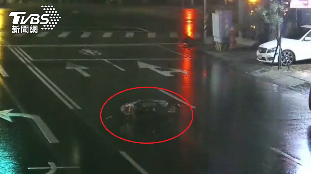 劉姓騎士撞到小貨車車尾後摔車。(圖/TVBS)