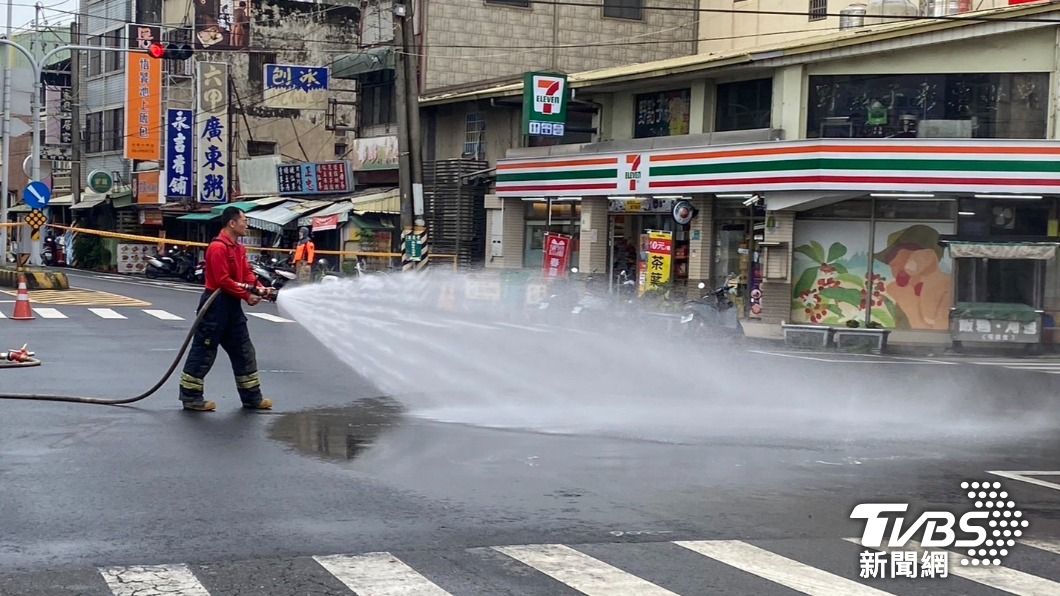 快訊/六甲菜市場瓦斯外洩封鎖中!民眾聞「異味」地面冒泡隆起