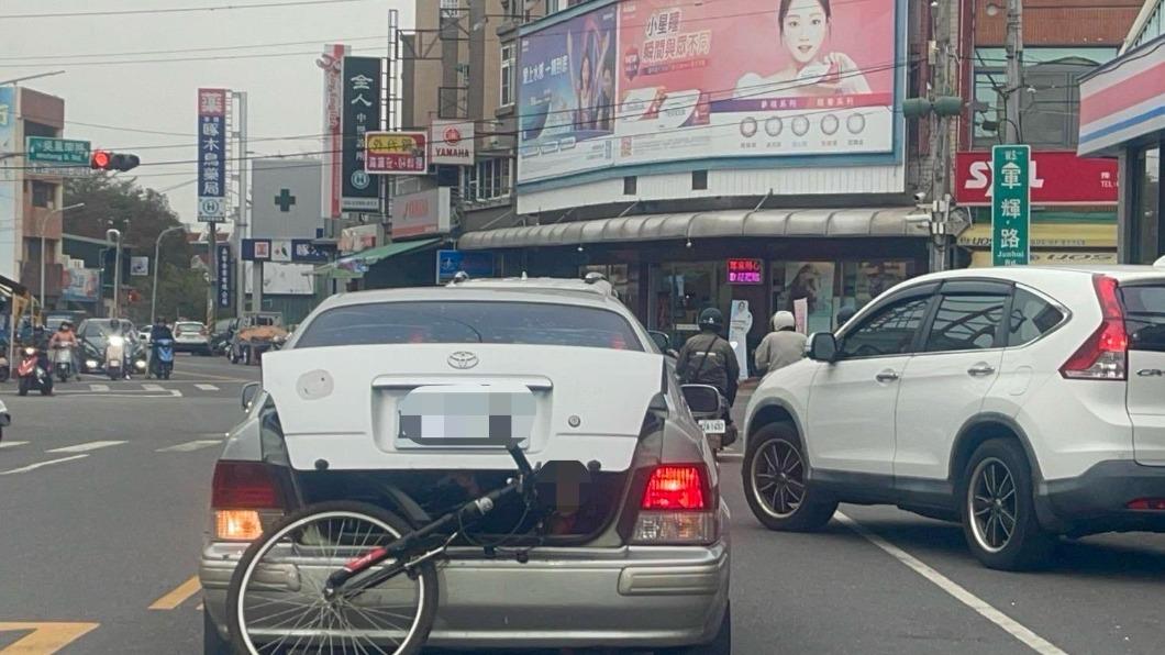 民眾立即向該車駕駛示意，未料對方竟無視回應，還關窗不理、繼續行駛。（圖／民眾提供）