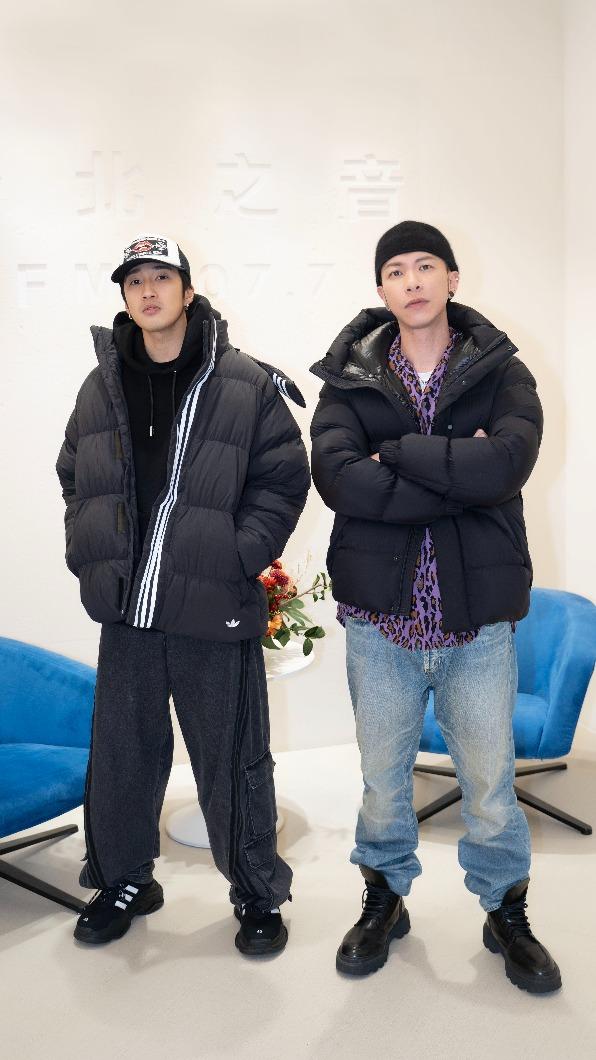 Hit Fm龍年小年夜特別節目由小春Kenzy(右)、婁峻碩SHOU主持。(圖/Hit Fm聯播網提供)