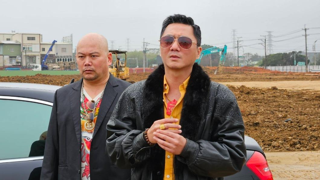 藍葦華挑戰演出黑道大哥，浮誇的造型連自己都認不出。（圖／民視提供）