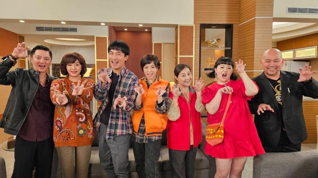 左起藍葦華、賴慧如、傅子純、王瞳、楊凱琪、宮美樂、四方向觀眾拜年。（圖／民視提供）