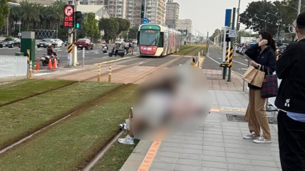 輕軌亂象多!學生「腳放鐵軌」蹲坐月台 列車按喇叭警告