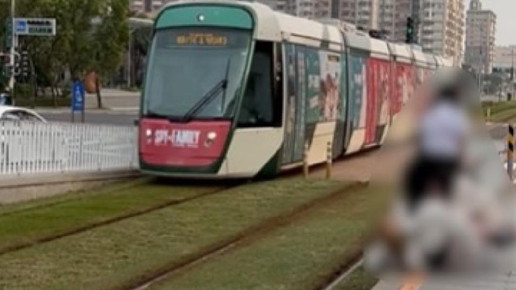 對向列車的駕駛按鳴喇叭示意後,該群學生才緩慢起身離開。(圖/翻攝自高雄大小事)