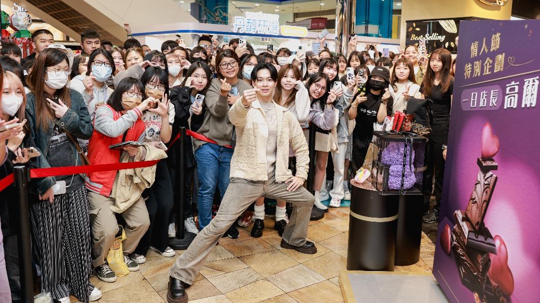 高爾宣擔任一日店長，現場粉絲擠爆。（圖／品牌提供）