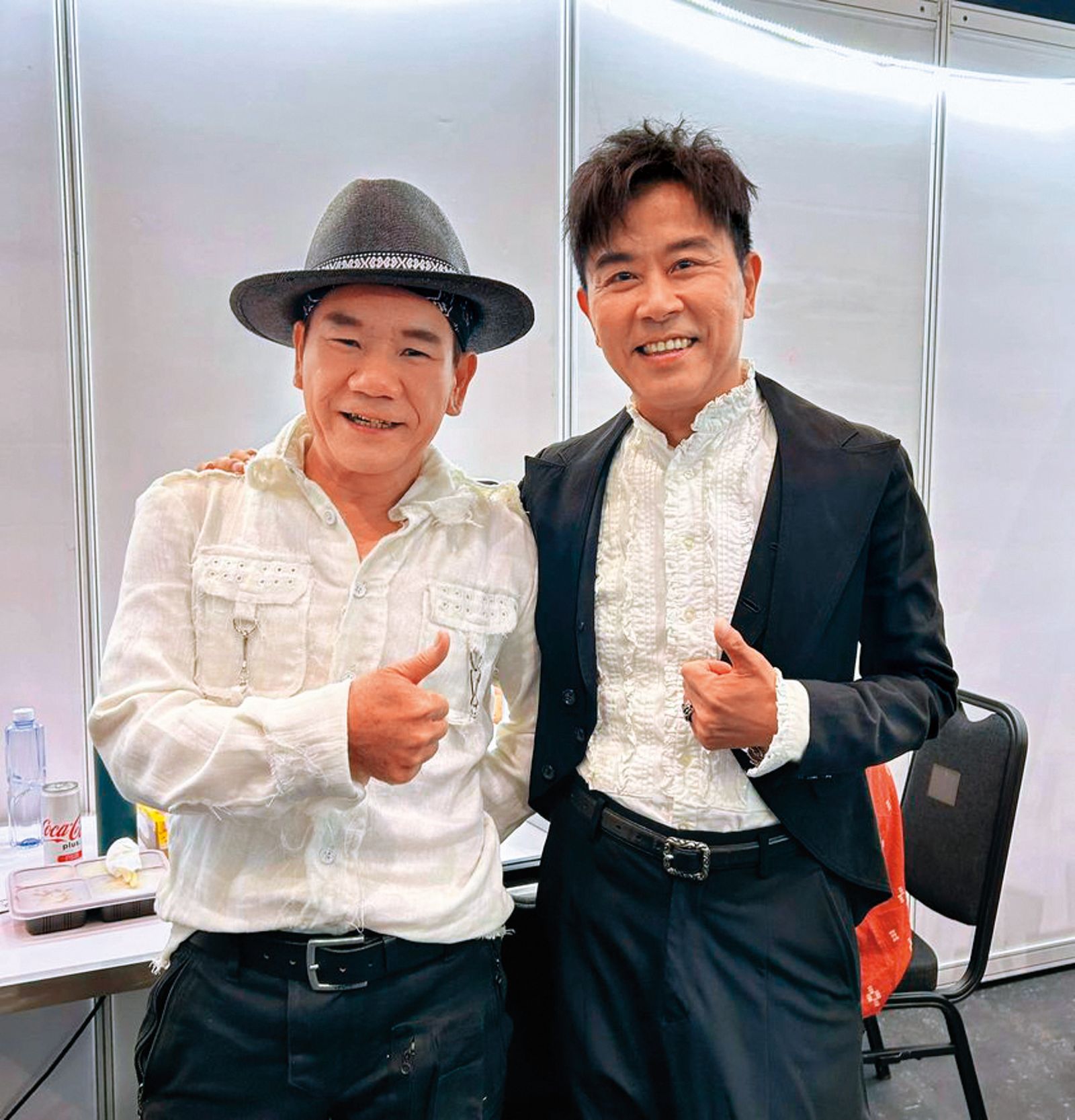 去年6月,伍思凱(右)到香港出席音樂晚會遇到趙傳(左),兩人在後台暢聊年輕往事,並拍照上傳。(圖/翻攝自趙傳臉書)
