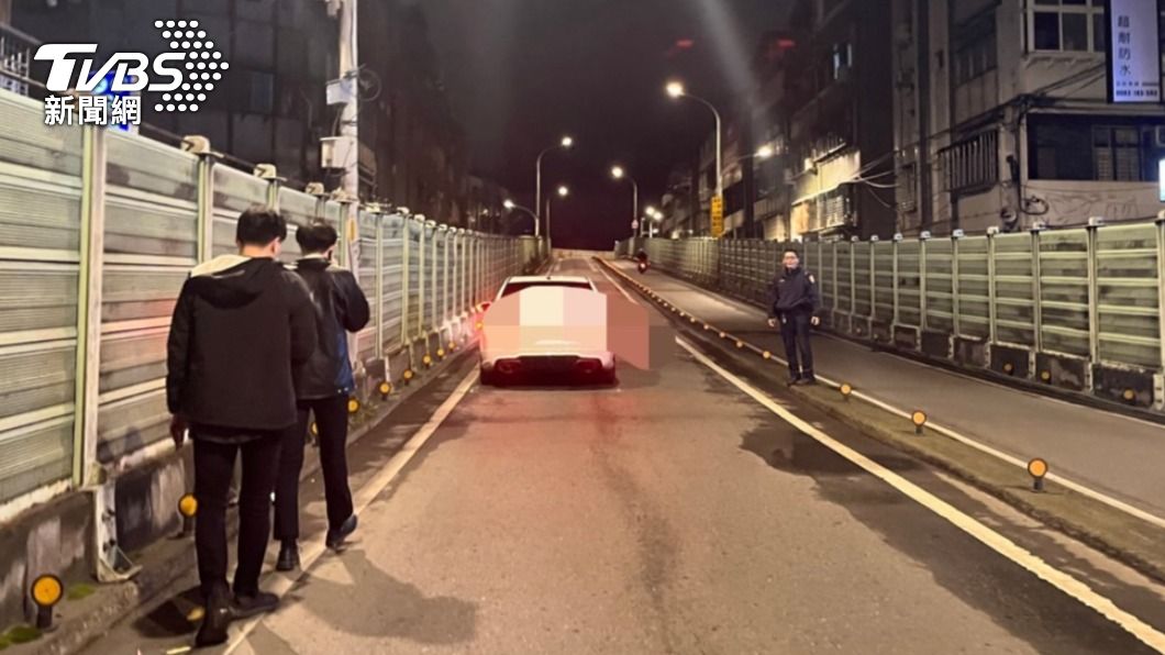 行人走上福和橋汽車引道遭撞。(圖/TVBS)