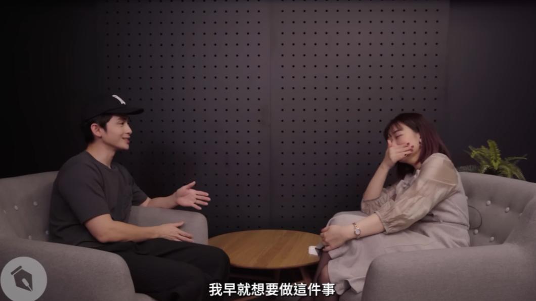 博恩(左)解釋早就想約龍龍談心,並非自己經歷外送員風波後才想做。(圖/翻攝自曾博恩YouTube)