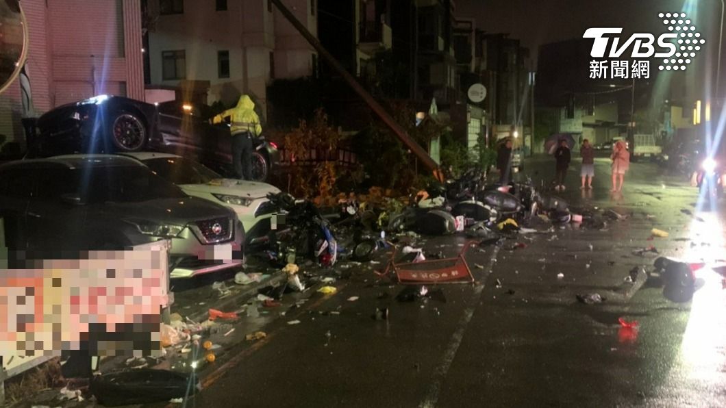 除夕驚魂!保時捷凌晨連撞14車 駕駛下車拔腿就跑