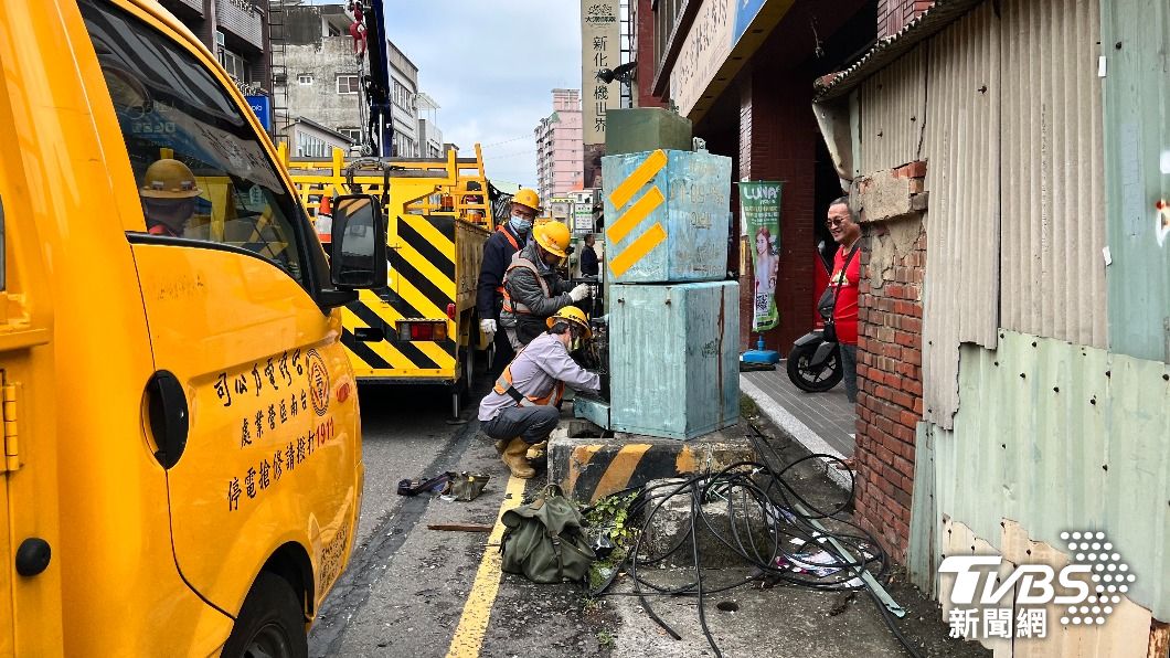除夕驚傳停電!台南駕駛疑分心撞壞變電箱 住戶慘遭殃