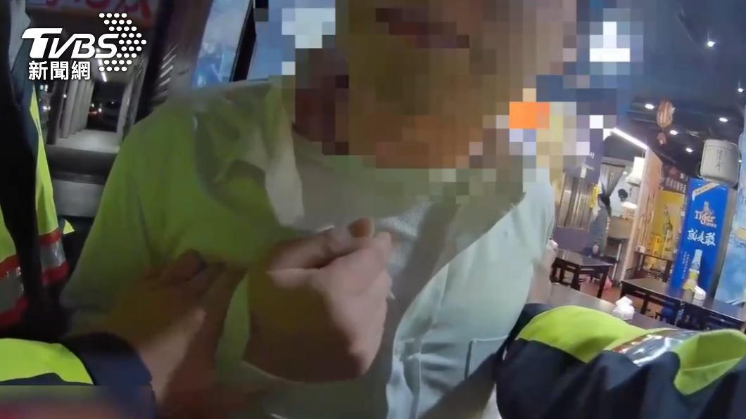 警方到場男子仍持續咆哮。(圖/TVBS)