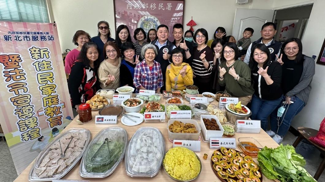 寒冬暖心!移民署揪志工一人一菜團圓 場面如美食嘉年華