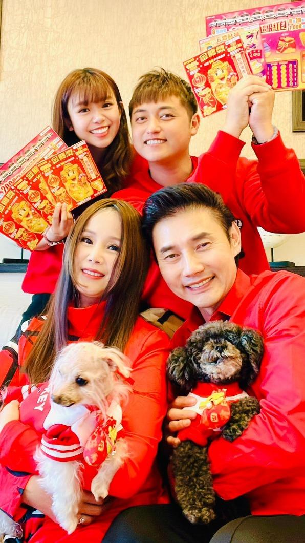 包偉銘全家人穿著一身紅喜氣迎龍年。(圖/翰森娛樂提供)