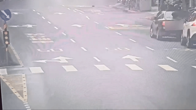 駕駛稱天雨路滑過彎失控。（圖／TVBS）