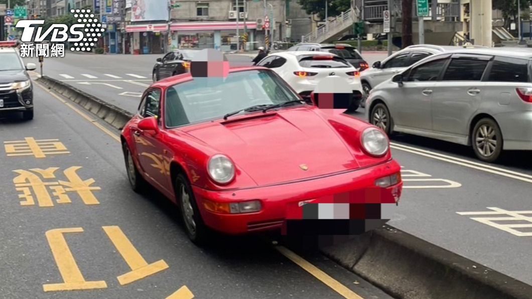 有片／得意的飄？保時捷經典款跑車失控衝上分隔島　底盤毀了