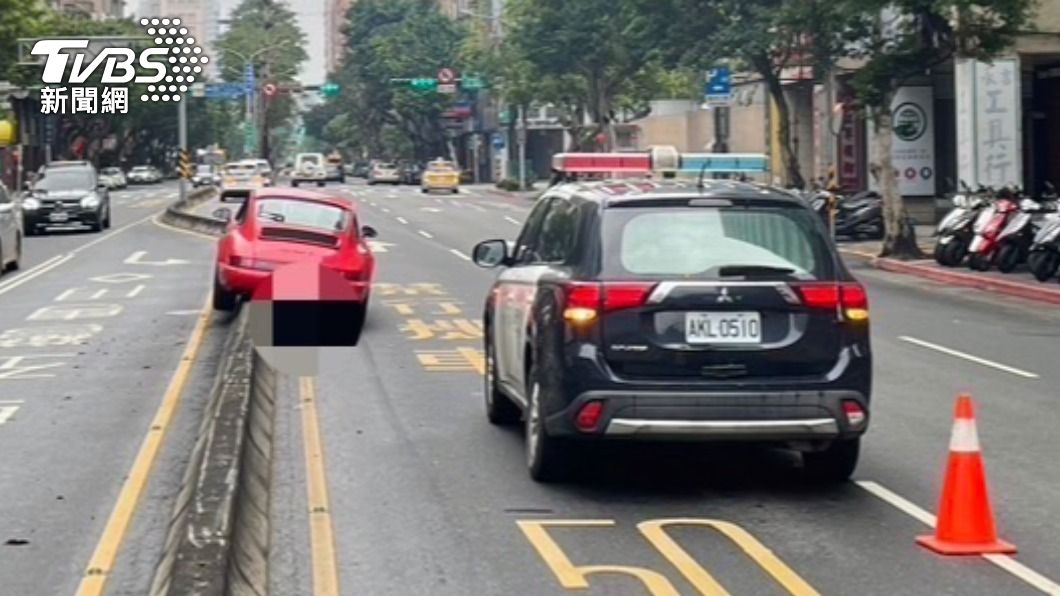 警方獲報後到場協助處理。（圖／TVBS）
