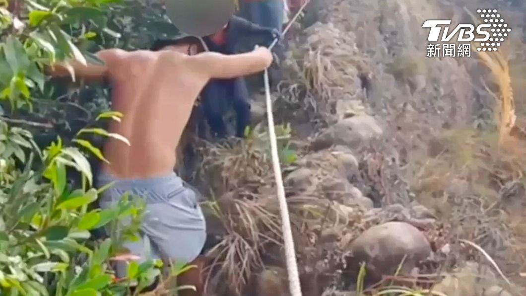婦登山扭傷!「大肌肌」暖警休假路過 脫上衣當繃帶幫包紮