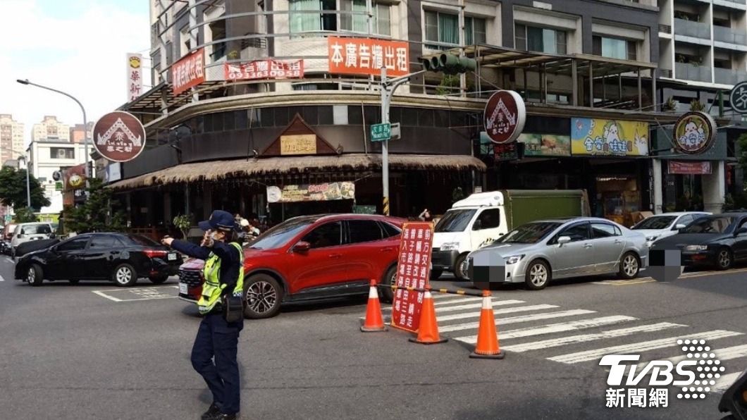 高雄市政府警察局提醒市民走春出遊先查詢景點交通資訊及替代道路。(圖/TVBS)