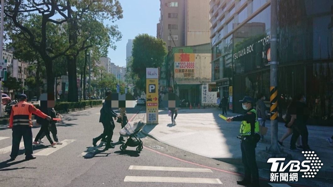 高雄市政府警察局呼籲民眾配合警方各項春節疏導管制措施,注意避開壅塞和管制範圍。(圖/TVBS)