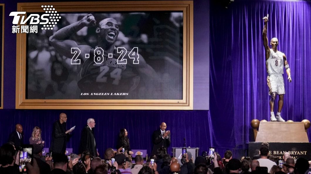 NBA/Kobe首座雕像揭幕 手指天Pose還原「81分之夜」