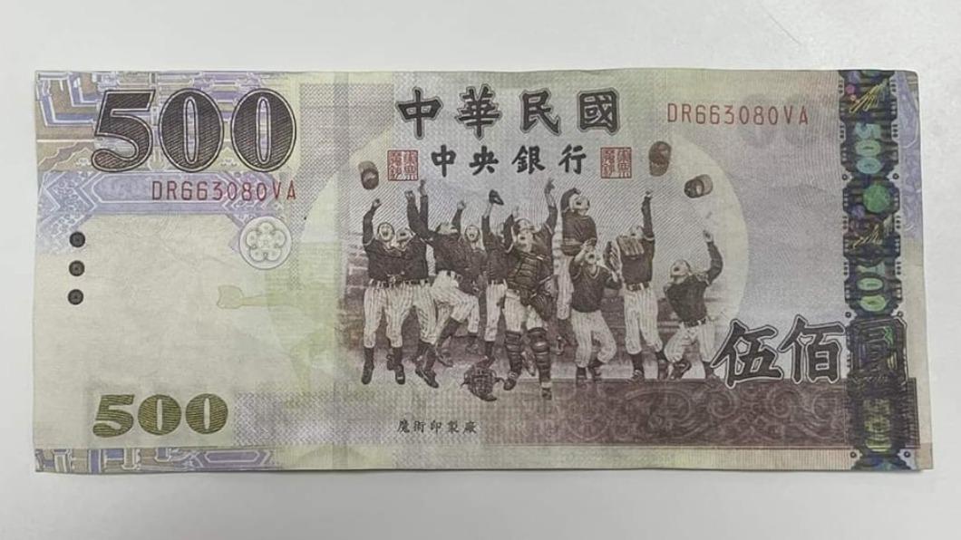太像真的！坐計程車找500元　全網來找碴「見1行字崩潰」