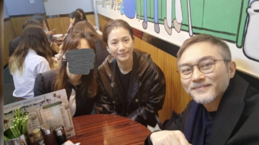 52歲張智霖滄桑模樣認不出！染黑髮秒回春　甜摟愛妻袁詠儀