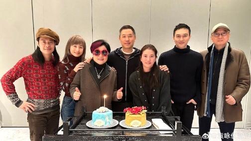 張智霖與靚靚結婚23周年，好友們一同吃飯慶祝。（圖／翻攝自袁詠儀靚靚微博）