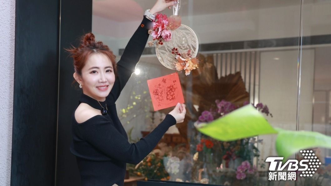 謝忻自製新春掛框搭配外甥女親筆畫的春聯，別具意義。（圖／黃城碩攝）