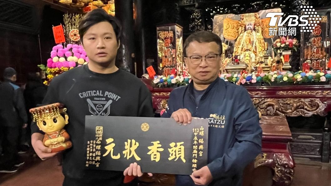 頭香狀元可以領到8888元紅包和匾額。（圖/陳祁　攝）