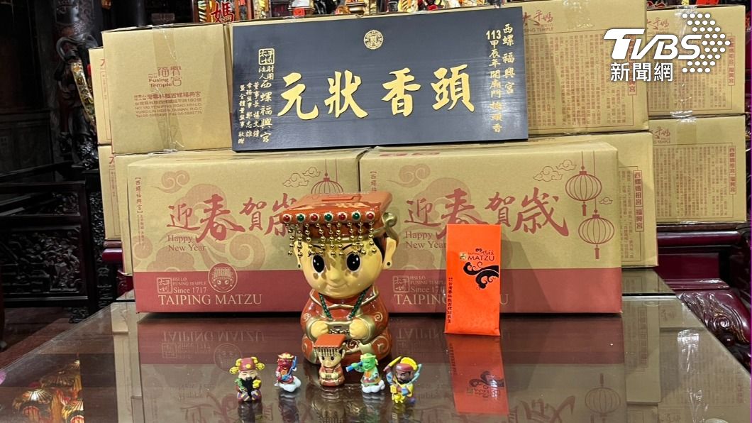 頭香狀元可以拿到匾額和紅包。（圖/陳祁　攝）