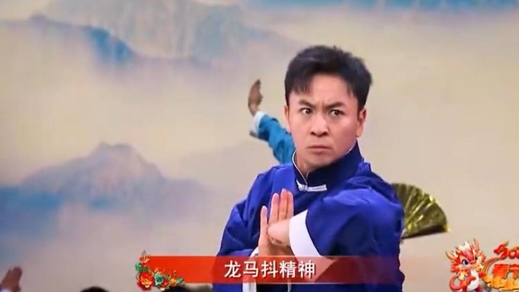 釋小龍表演武術。（圖／翻攝自微博）