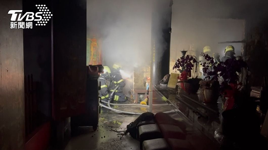 士林九蓮寺清晨傳出火警,現場不斷地竄出濃煙。(圖/TVBS)