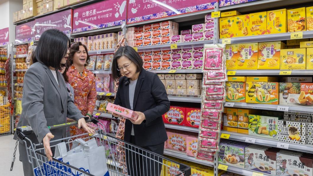 蔡英文前往大賣場採購年貨食品與年節用品。(圖/總統府提供)