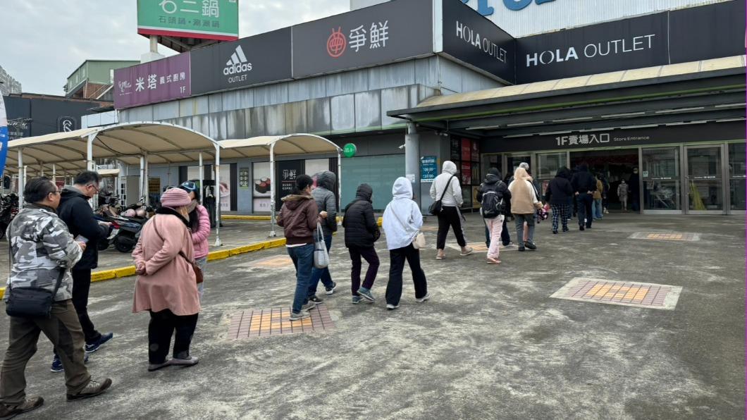 初一一早七點就有民眾前往家樂福排福袋。（圖／業者提供）