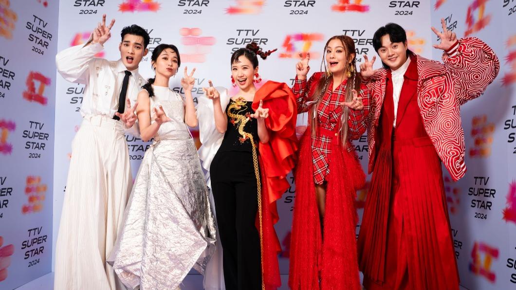 黃偉晉接電話!他看《紅白》急喊「別吃地瓜球」 釣出本尊回應了