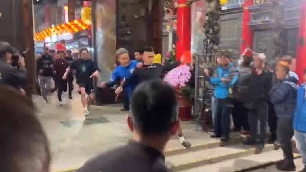 前兩名男子在準備下階梯時,因互相碰撞不慎慘摔,與頭香失之交臂。(圖/翻攝自嘉義縣議員-林岱杰臉書)