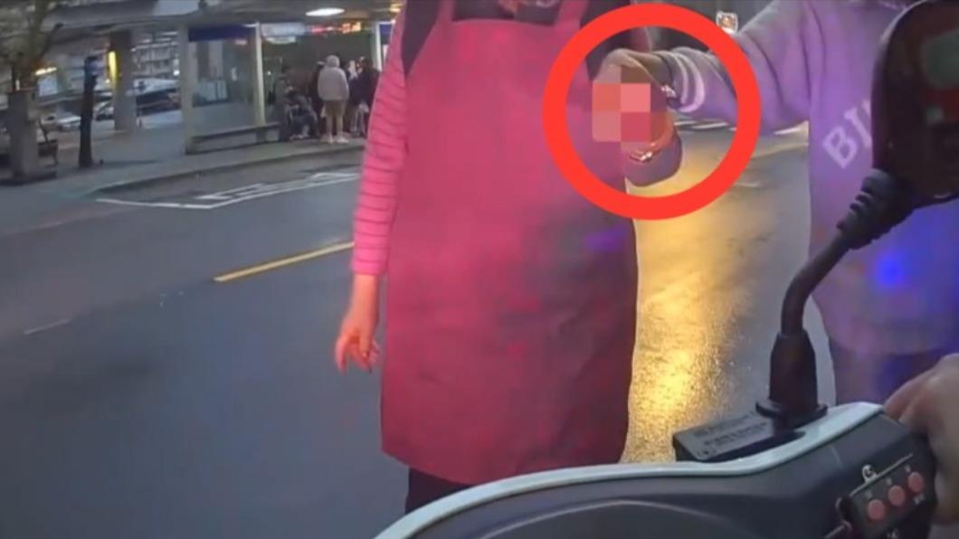 婦人準備年菜割傷血流不止　警駕車緊急送醫
