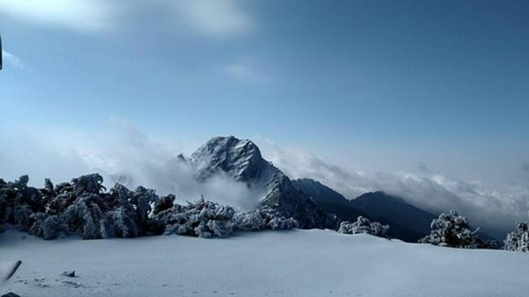 低溫-7.4度!玉山初一積雪厚達8公分 絕美仙境照片曝光