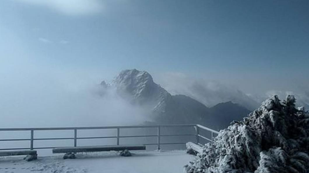 氣象署曝光大年初一玉山積雪美景。(圖/氣象署提供)