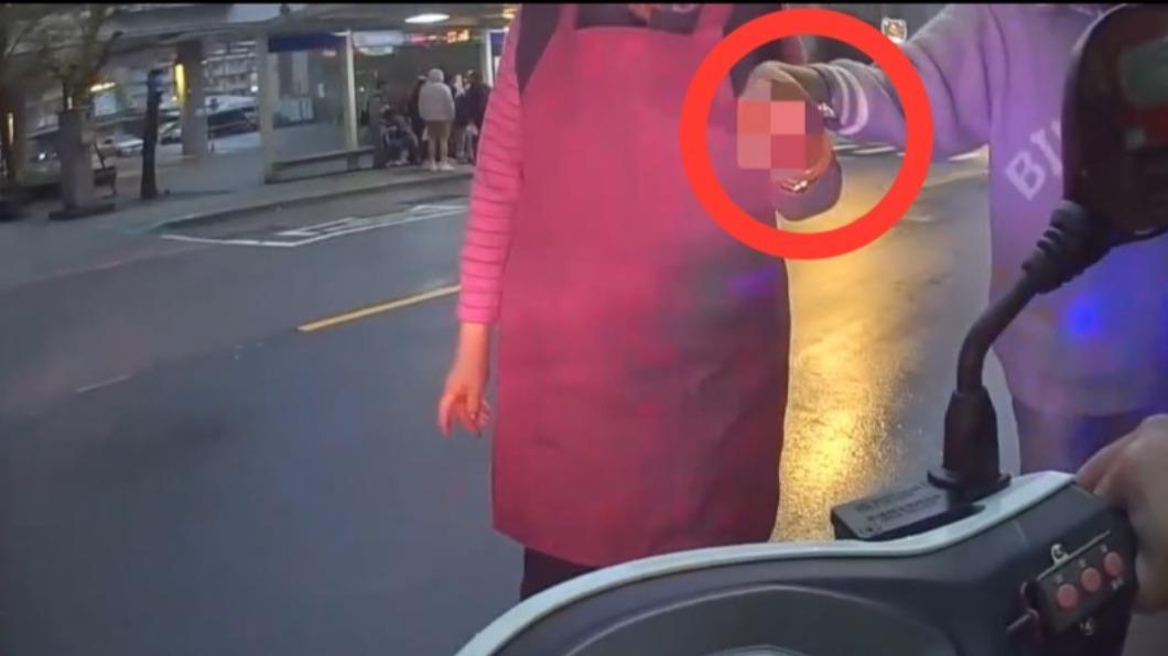 婦人準備年菜割傷血流不止 警駕車緊急送醫