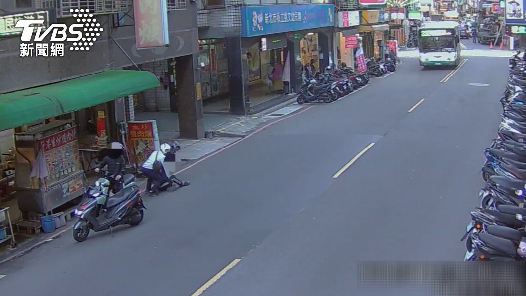 警方當街逮捕詐團成員。(圖/TVBS)