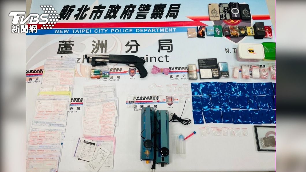 警方搗破詐團據點,查扣霰彈槍、毒品。(圖/TVBS)
