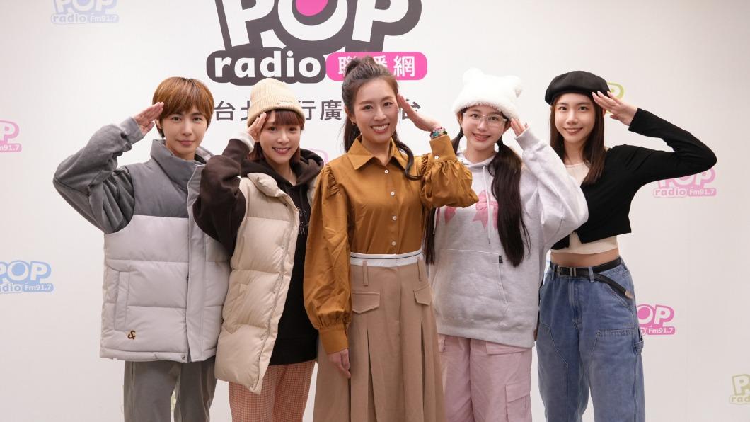 主持人Emily虧怪物星人玩遊戲玩瘋了。(圖/POP Radio提供)