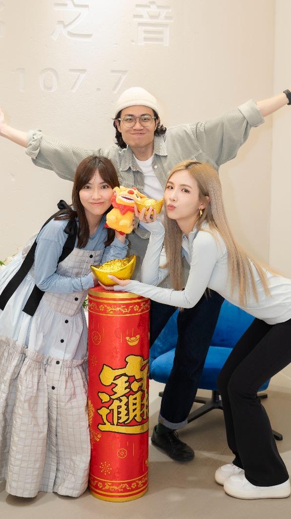 陳佩賢(左起)、李拾壹和Jocelyn開心迎接龍年。(圖/Hit Fm聯播網提供)