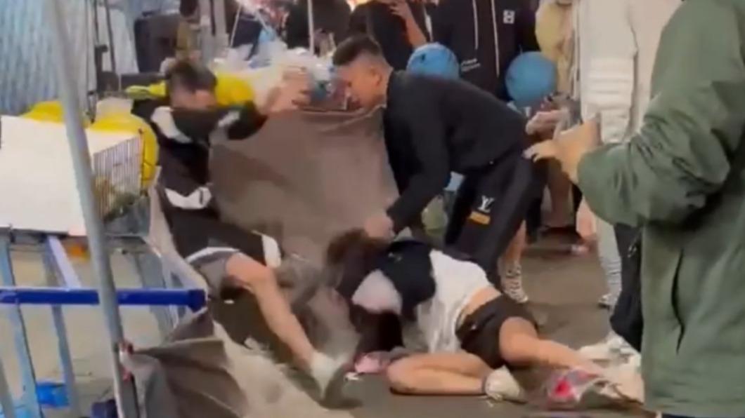 除夕遊戲攤擂台！高雄熱褲妹「不給射」遭兩男揮拳扯髮