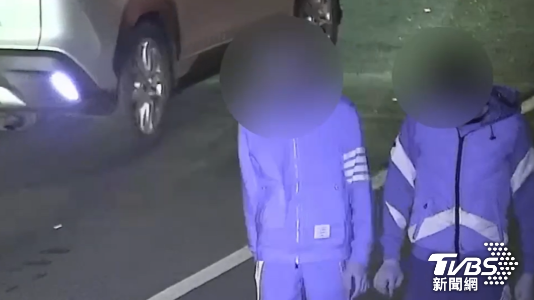 兩男因被制止心生不滿動手揮拳打人,警方到場前已離去。(圖/TVBS)