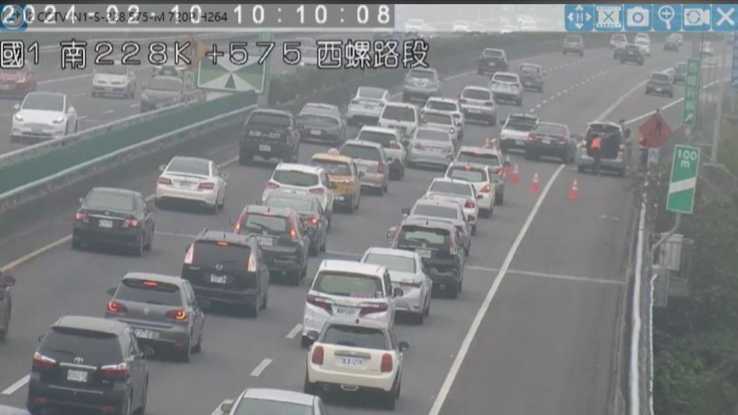 國1南向228.7公里處發生2輛小客車追撞事故。(圖/高公局提供)