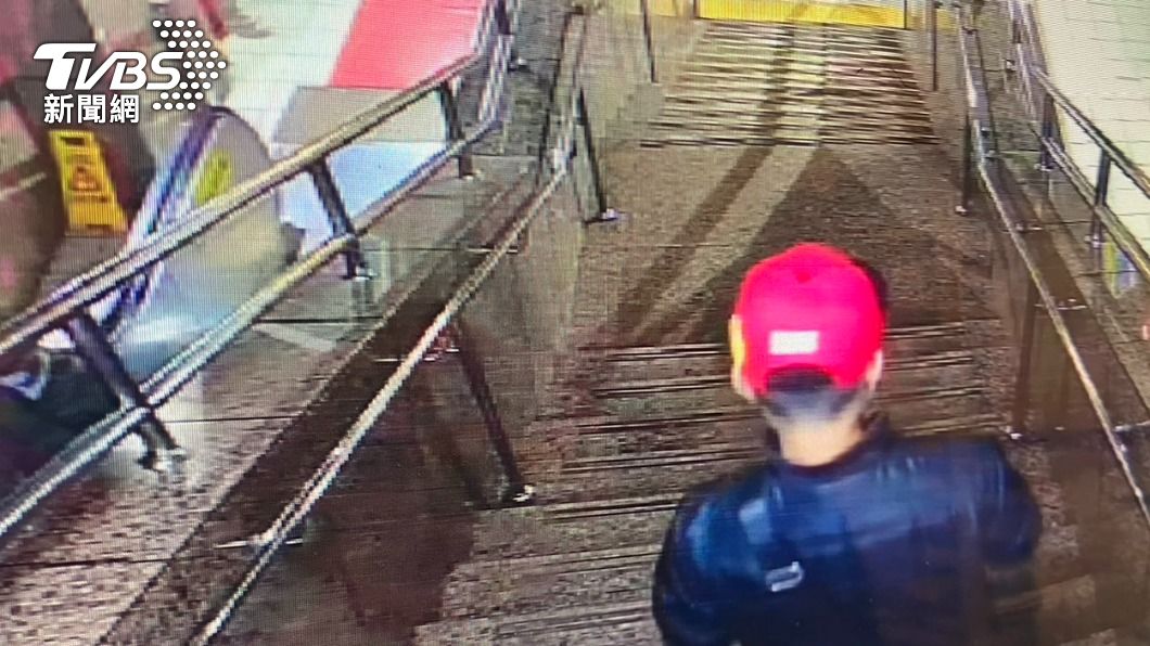 劉男在台北市地下街偷走2尊神像。（圖／TVBS）