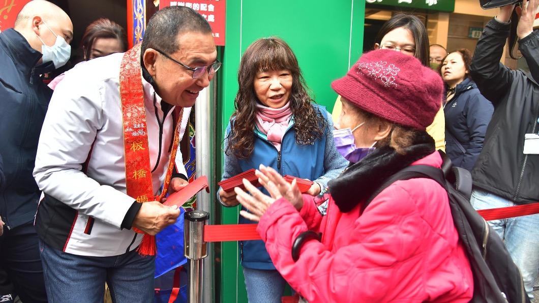 侯友宜(左)。(圖/新北市府提供)