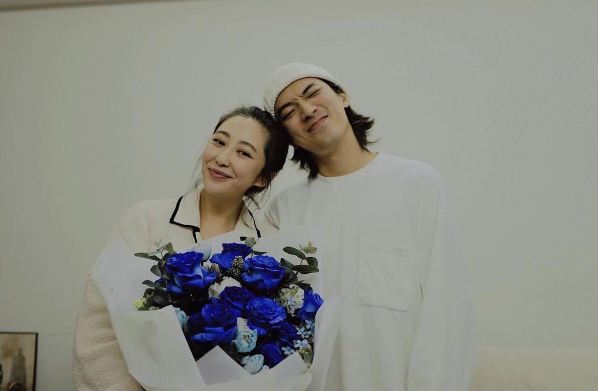 林哲熹向愛情長跑10年的美女經紀人女友Cindy求婚成功。(圖/翻攝自林哲熹IG)